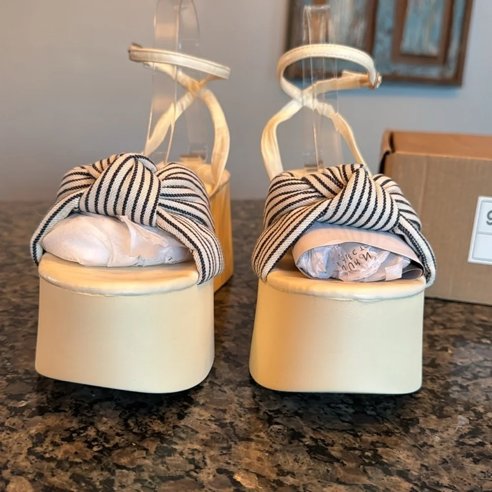 Journee collection Lailee navy Platform sandal NIB 8.5